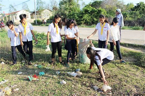 Hưởng ứng Ngày Môi trường thế giới: Thiếu nhi giáo sứ Cà Tang thu gom rác